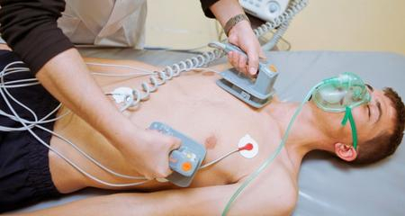 personne pratiquant la cardioversion sur une autre