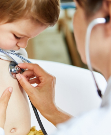 enfant ausculté par un médecin stéthoscope