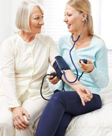 médecin qui prend la tension femme âgée
